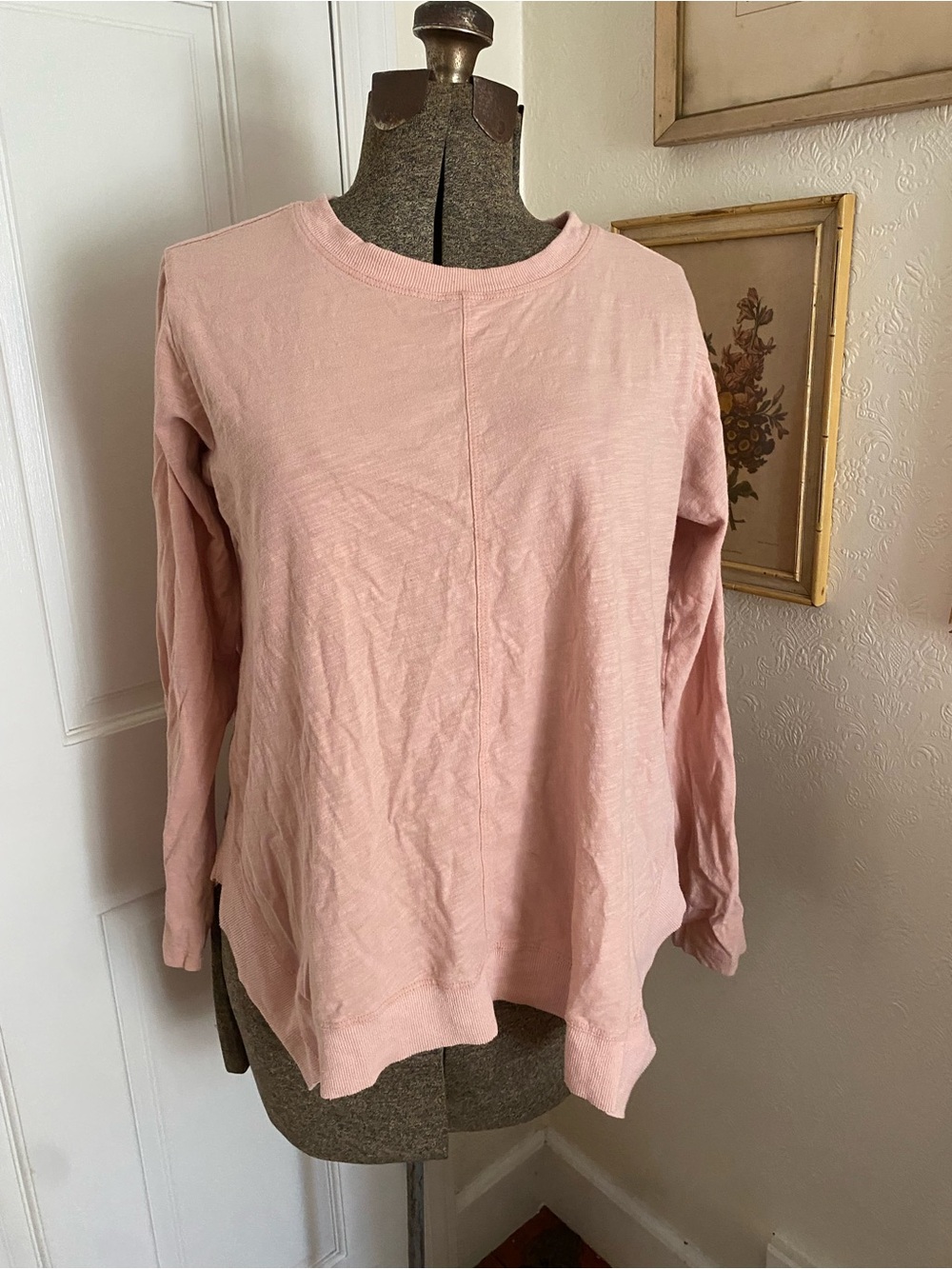 Easel Women’s Lightweight Long-Sleeve Tee - Pink Hi Low Hem size M